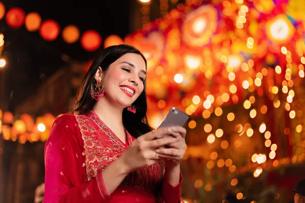 উজ্জ্বল স্লট মেশিনের পাশে এক স্টাইলিশ নারী, যেখানে জ্বলে উঠছে ‘সেভেন’—যা HHBDBAJE–এর শীর্ষ স্লটগুলোর বৈচিত্র্যকে উপস্থাপন করে।