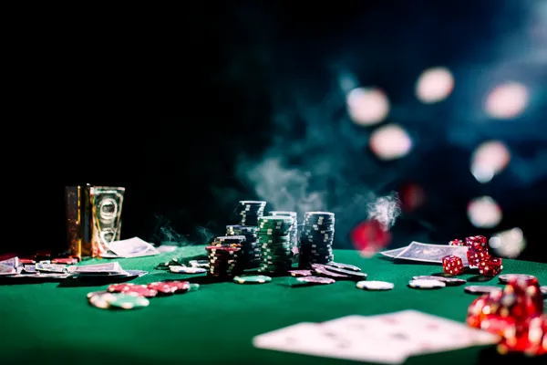 সোনালি কয়েনের ঝর্ণার মধ্যে ঘূর্ণায়মান একটি রুলেট চাকার ক্লোজ-আপ—যা HHBDBAJE–এ গভীর ক্যাসিনো অ্যাকশনকে তুলে ধরে।