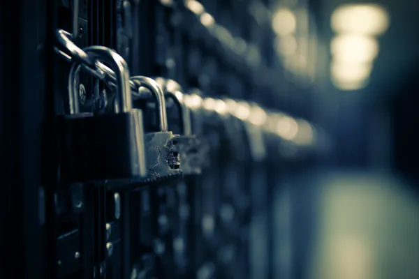 একটি জ্বলজ্বলে রুলেট চাকা এবং ছড়িয়ে থাকা চিপস — যা HHBDBAJE–এর লাইভ ও ইনস্ট্যান্ট-উইন গেমের আকর্ষণকে ফুটিয়ে তোলে।