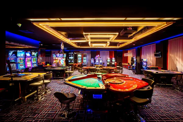 একটি উৎসবমুখর অনুষ্ঠানে স্মার্টফোন ব্যবহার করছেন একজন খেলোয়াড়—যা HHBDBAJE–এর সম্পূর্ণ মোবাইল-ফ্রেন্ডলি অভিজ্ঞতাকে তুলে ধরে।